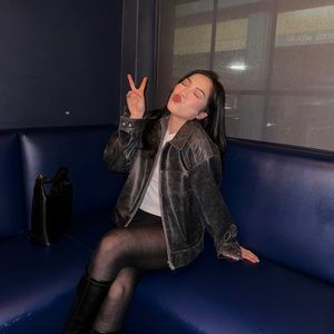 Meet your Posher, Aivi